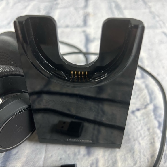 Plantronics by Poly Voyager Focus UC Wireless Headset w/Charge Stand - Picture 11 of 11